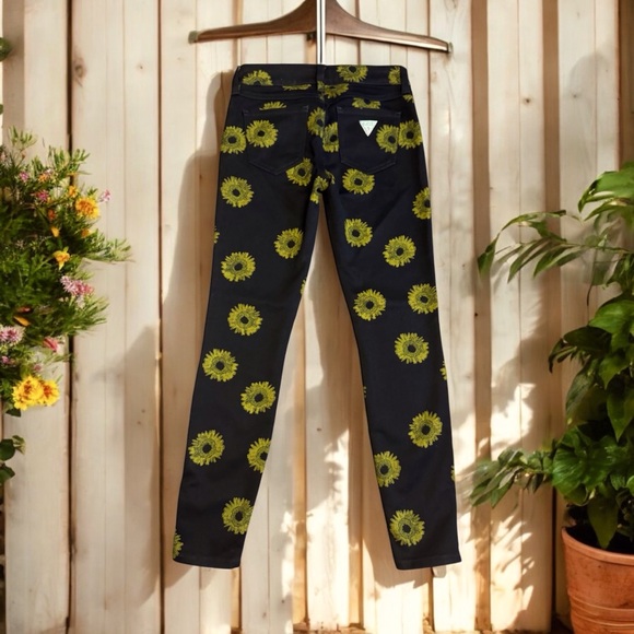 Like New Guess Jeans - Picture 2 of 13